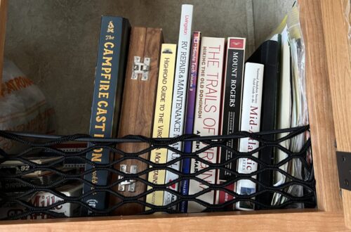 Cargo net holding in books